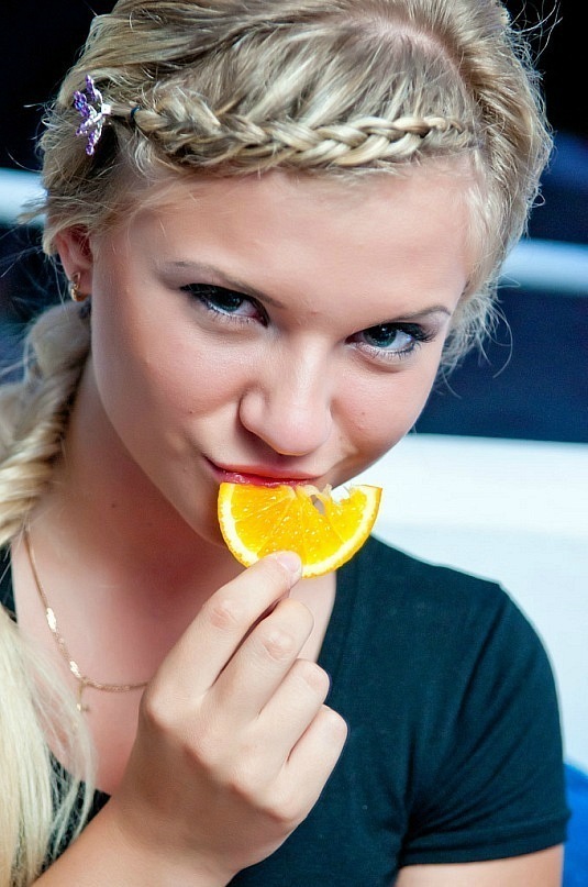 девушка есть лимон
