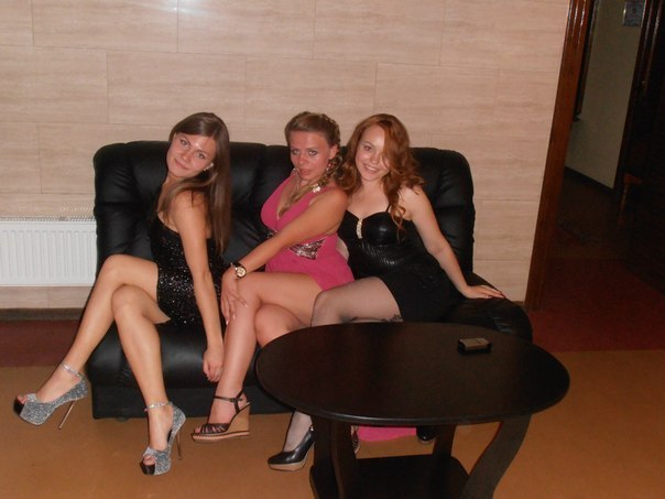 Девочки ждут секса на диване