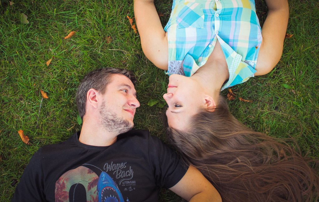 парень и девушка лежат на траве